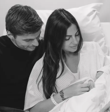 Kelly Piquet toont geboortetaart ter ere van Lily