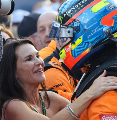 Oscar Piastri's Mum makes hilarious gag after F1 star's unfamiliar Ashes look