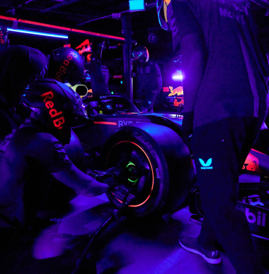 Red Bull Racing doet pitstop in het donker binnen indrukwekkende tijd