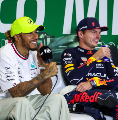 Verstappen grapt over Latifi tijdens livestream: "Hij krijgt in het geheim gratis Red Bull"
