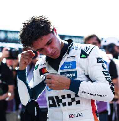 Norris hekelt FIA-waarschuwing tijdens gevecht met Leclerc: "Een van de belachelijkste regels"