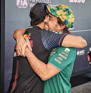 Checo y Alonso intercambian mensajes tras su duelo en Brasil
