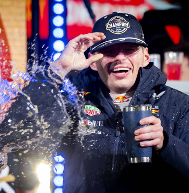 Verstappen over feest na titel in Las Vegas: "Uiteindelijk eindigden we aan de bar"