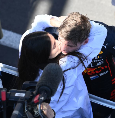 Kelly Piquet deelt kiekjes van wintersportvakantie met Verstappen en Penelope