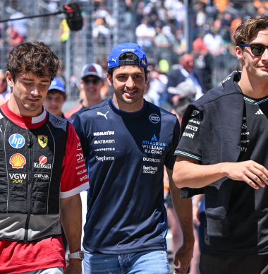Charles Leclerc riceve un colpo MOLTO DURO da Carlos Sainz