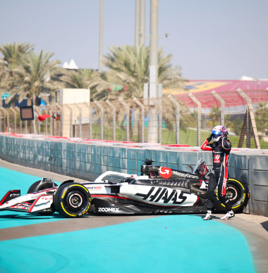 Hirakawa belandt in de muur tijdens Formule 1-testdag in Abu Dhabi
