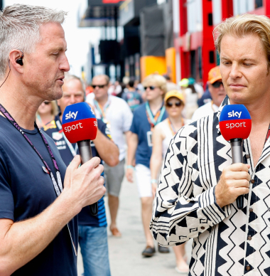 Rosberg staat track-side en wijst naar RB21 van Verstappen: "Dat is bijna kunst"