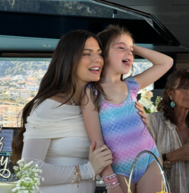 Kelly Piquet en Penelope genieten op jacht Verstappen van babyshower
