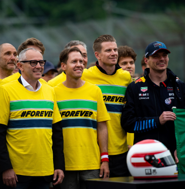 Vettel leidt eerbetoon aan Ratzenberger en Senna met Verstappen en collega's op Imola
