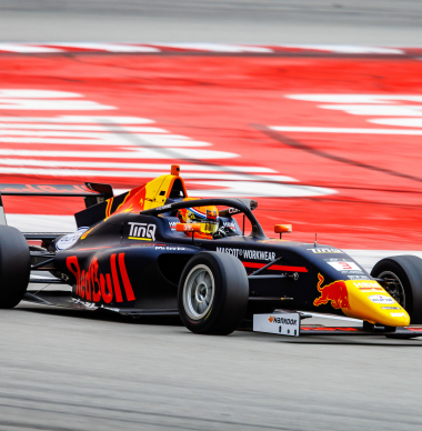 Coronel kijkt terug op geslaagd F4-debuut: 'Gelijk al een beker mee naar huis genomen'