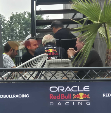 Lachende Jos Verstappen, Raymond Vermeulen en Helmut Marko aan tafel in België