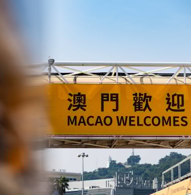 Slater pakt straf, maar zet zichzelf op pole position in Macau