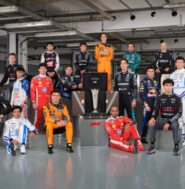 Groepsfoto F1-coureurs valt niet helemaal in de smaak: 'Wie heeft deze poses bedacht?'