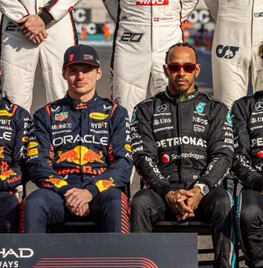 Verstappen reageert met knipoog op Silverstone-crash: "Het kan dus wel..."