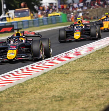 Titanenstrijd tussen Red Bull-junior en McLaren-junior eindigt in woede en onderzoeken