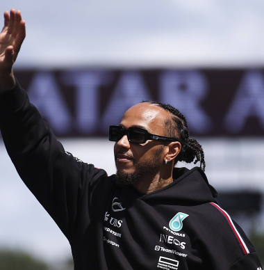 Hamilton in tranen na zege in Britse Grand Prix: "Keek ronde na ronde naar de fans"