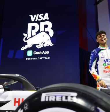 Lindblad stapt in Volkswagen Passat na incident tijdens eerste Racing Bulls-shakedown