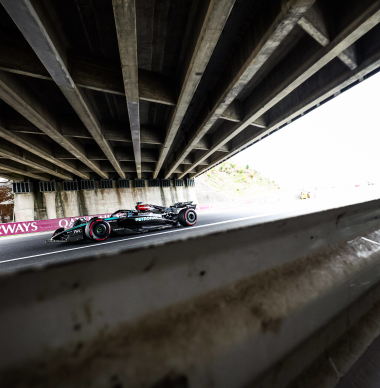 Wedstrijdleiding roept Russell en Piastri op het matje na gevecht in slotfase GP Japan