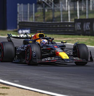 Verstappen begint sterk met snelste tijd in Italië, crash voor debutant Antonelli