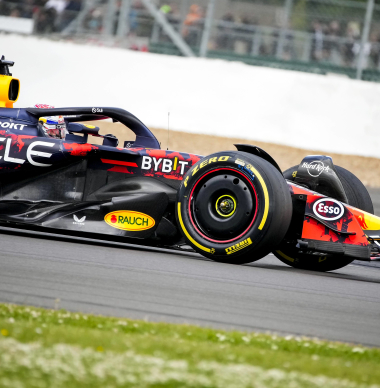 Wat is de titelsponsor van Red Bull, wat doen ze en waarom bezitten ze een eiland van Hawaii?