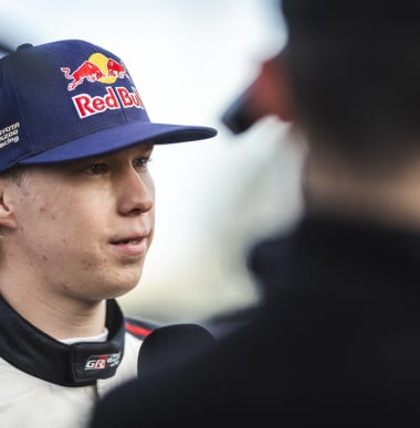 Wereldkampioen rally Rovanperä in actie tijdens Red Bull Formule 1-test
