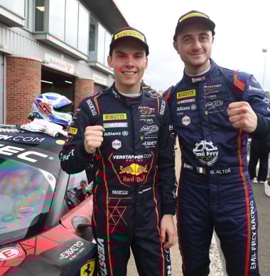 Vermeulen rijdt naar podium in Verstappen.com-Ferrari op Brands Hatch: "Erg trots"