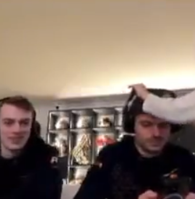 Penelope breekt weer eens in bij livestream Verstappen en steelt headset