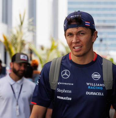Albon stoort zich aan gewicht auto Williams: "Moet op mijn tong bijten"