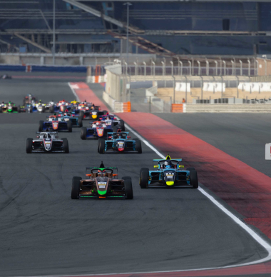 F4-coureur ontsnapt aan zware verwondingen na mega-klapper: "Moet de halo bedanken"