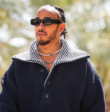 Hamilton vertelt over keuze voor opvallende outfits: "Dan kan ik er maar beter goed uitzien"