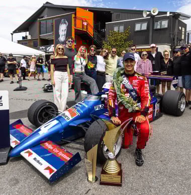 Emotionele zege in voormalige Jos Verstappen-auto als eerbetoon aan overleden Nieuw-Zeelander