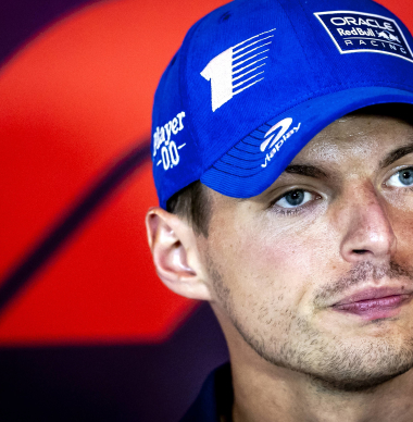 Verstappen wordt aangesproken op taalgebruik in Singapore: "Ik moet sorry zeggen?"