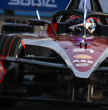 De Vries geeft zege uit handen in Jakarta: Ticktum wint E-Prix na chaotische slotfase