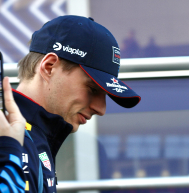¿Cuál es el salario y los activos totales de Max Verstappen?