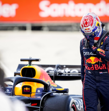 Social media kritisch richting Verstappen na incident met Russell in Spanje