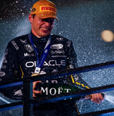 Vettel noemt 'steeds beter wordende' Verstappen eng: "Hij weet die manier wél te vinden"