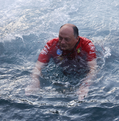 VIDEO: Leclerc duwt Vasseur in het water tijdens festiviteiten in Monaco