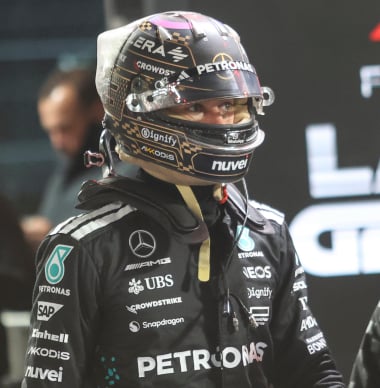 Russell duidelijk over hoe hij van Verstappen verloor: "Daar heb ik mijn banden vernield"