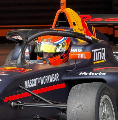 Coronel als 22e afgevlagd tijdens Spaans F4-debuut; Strauven pakt zege in Barcelona