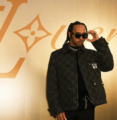 Dit zijn de meest bijzondere outfits van Hamilton in 2023 op een rij