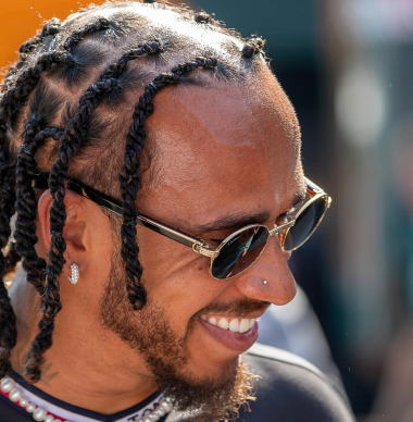 VIDEO: Marshal rent achter Hamilton aan tijdens parade om handtekening te scoren