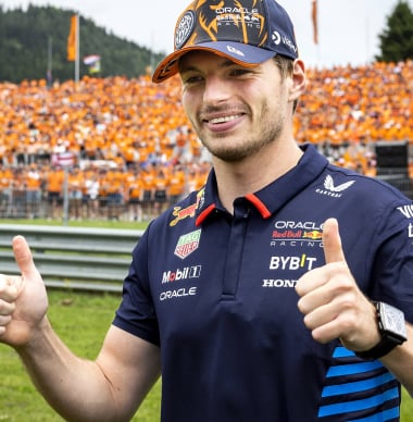 Verstappen grapt over minimumgewicht Russell: "Ik inhaleer dit chocolaatje even"