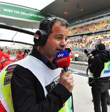 Ted Kravitz zakt live op televisie door het ijs na Mercedes-opmerking jonge Ferrari-fan