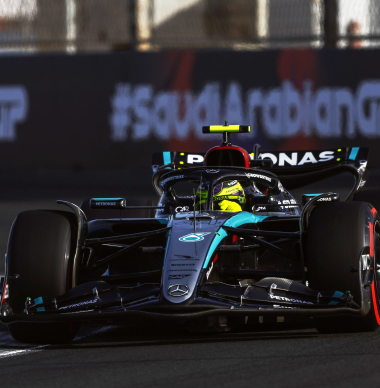 Mercedes-problemen nog groter dan gedacht: 'Hamilton 60% op het gas waar Verstappen vol gas kon'