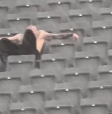VIDEO: Opmerkelijk moment van man zonder shirt voor Red Bull-garage