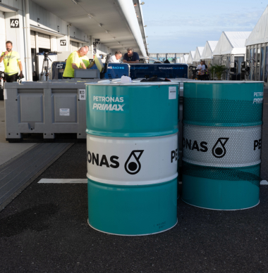 'Kopzorgen rond nieuwe brandstof: F1-teams rijden met tussenoplossing in Barcelona'