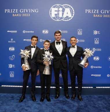 Verstappen mag bekers uitdelen aan wereldkampioenen in karten en geeft advies