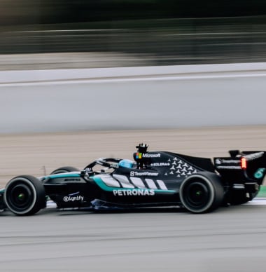Mercedes 'bemoedigd' na positieve testdag: "Auto beter op het circuit dan in de simulator"