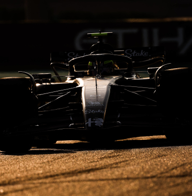 Hoe en hoe laat worden vandaag de auto's van Williams en Stake F1 gelanceerd?