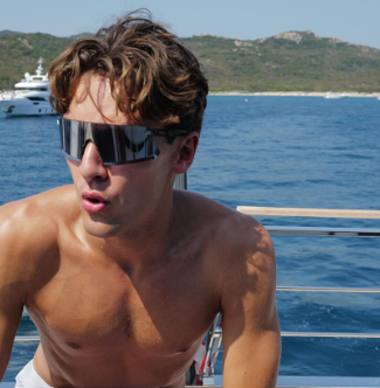 Russell in navolging van Verstappen, Wolff en Antonelli ook op Sardinië aanwezig